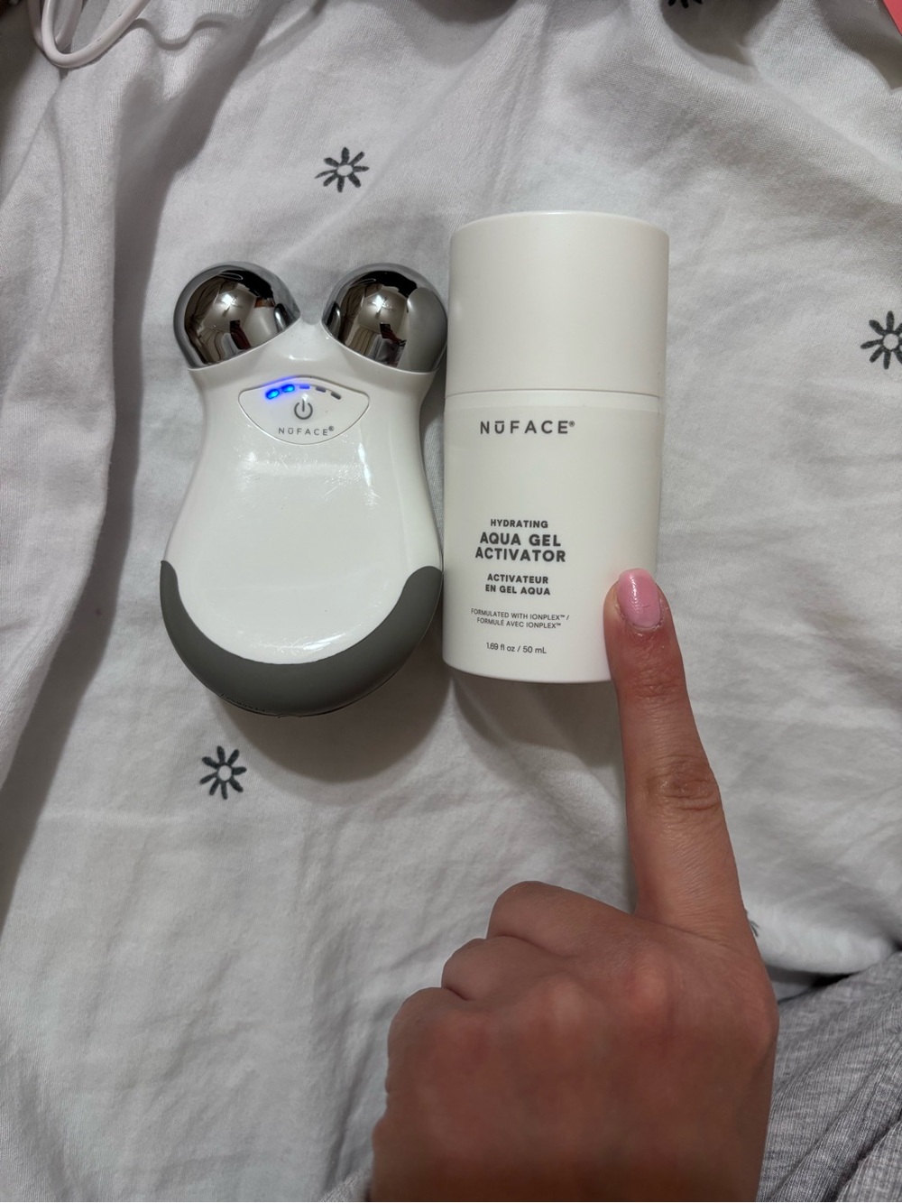 NuFace Hydrating Aqua Gel Activator + NuFACE like new!! Mini charger LOST